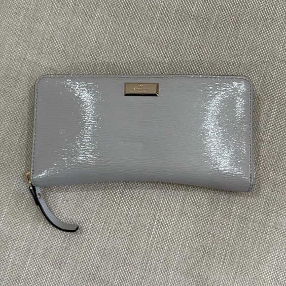 Like new, barely used, and only has slight imprint in front due to storage - Picture 1 of 7